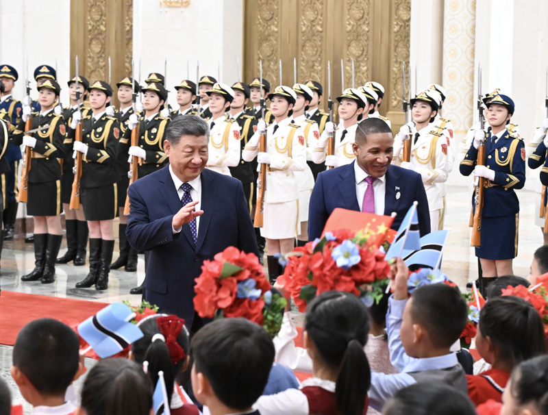 10月13日下午，国家主席习近平在北京人民大会堂同来华进行国事访问的博茨瓦纳总统博科举行会谈。这是会谈前，习近平在人民大会堂北大厅为博科举行欢迎仪式。