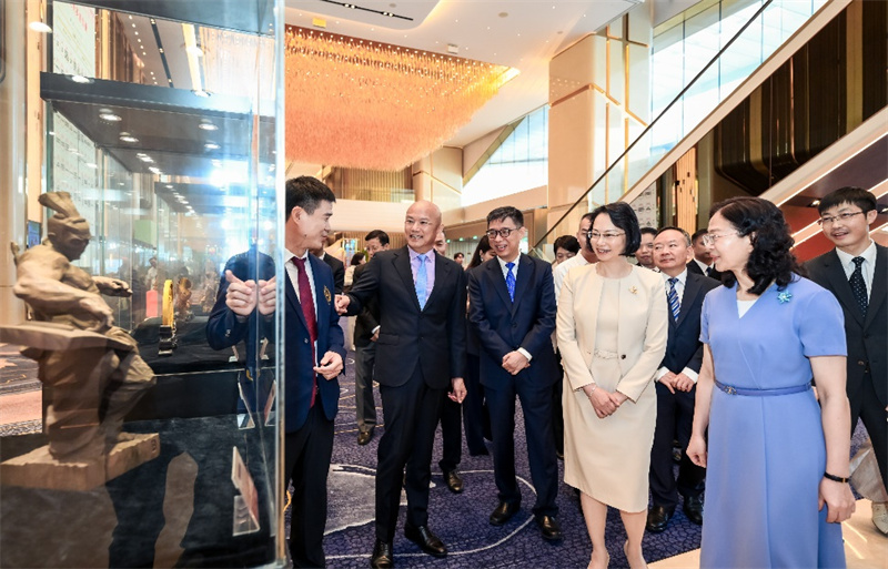 图为柯岚、江尔雄、杨伟群等参观工艺美术精品展。 图为柯岚、江尔雄、杨伟群等参观工艺美术精品展。
