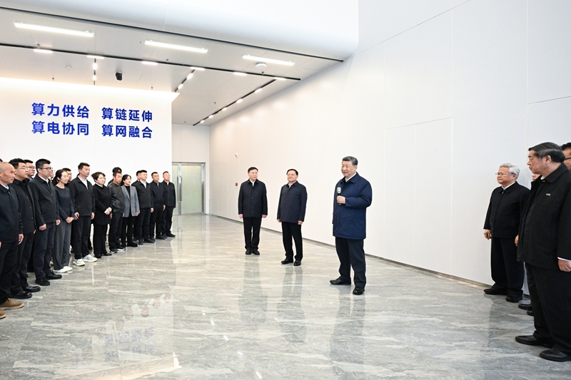 10月16日,中共中央总书记、国家主席、中央军委主席习近平在内蒙古自治区乌兰察布市考察。这是习近平在察哈尔高新技术开发区考察时,同有关算力中心项目负责人、技术人员、察哈尔高新区工作人员等亲切交流。 10月16日,中共中央总书记、国家主席、中央军委主席习近平在内蒙古自治区乌兰察布市考察。这是习近平在察哈尔高新技术开发区考察时,同有关算力中心项目负责人、技术人员、察哈尔高新区工作人员等亲切交流。