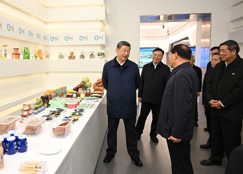 10月16日,中共中央总书记、国家主席、中央军委主席习近平在内蒙古自治区乌兰察布市考察。这是习近平在察哈尔高新技术开发区考察时,察看当地特色农牧产品展示。 10月16日,中共中央总书记、国家主席、中央军委主席习近平在内蒙古自治区乌兰察布市考察。这是习近平在察哈尔高新技术开发区考察时,察看当地特色农牧产品展示。