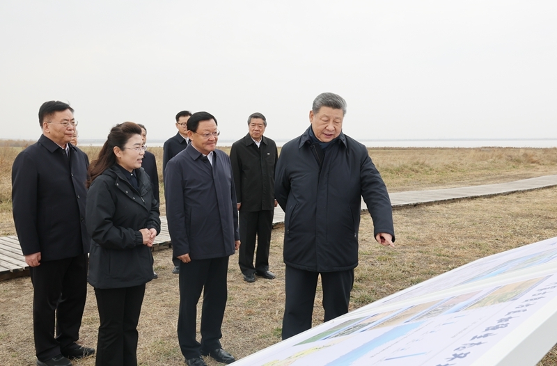 10月16日,中共中央总书记、国家主席、中央军委主席习近平在内蒙古自治区乌兰察布市考察。这是习近平在察哈尔右翼前旗的黄旗海自然保护区考察。 10月16日,中共中央总书记、国家主席、中央军委主席习近平在内蒙古自治区乌兰察布市考察。这是习近平在察哈尔右翼前旗的黄旗海自然保护区考察。