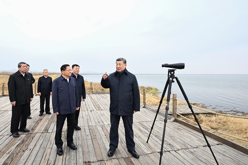 10月16日,中共中央总书记、国家主席、中央军委主席习近平在内蒙古自治区乌兰察布市考察。这是习近平在察哈尔右翼前旗的黄旗海自然保护区考察。 10月16日,中共中央总书记、国家主席、中央军委主席习近平在内蒙古自治区乌兰察布市考察。这是习近平在察哈尔右翼前旗的黄旗海自然保护区考察。