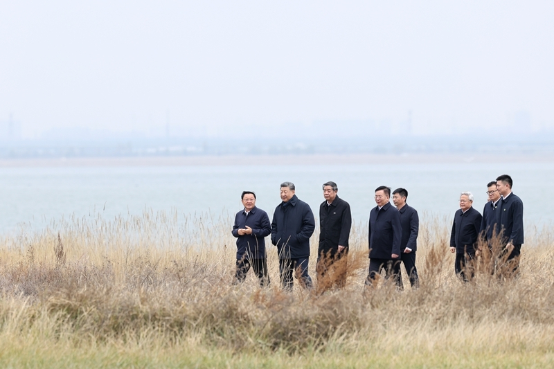 10月16日,中共中央总书记、国家主席、中央军委主席习近平在内蒙古自治区乌兰察布市考察。这是习近平在察哈尔右翼前旗的黄旗海自然保护区考察。 10月16日,中共中央总书记、国家主席、中央军委主席习近平在内蒙古自治区乌兰察布市考察。这是习近平在察哈尔右翼前旗的黄旗海自然保护区考察。