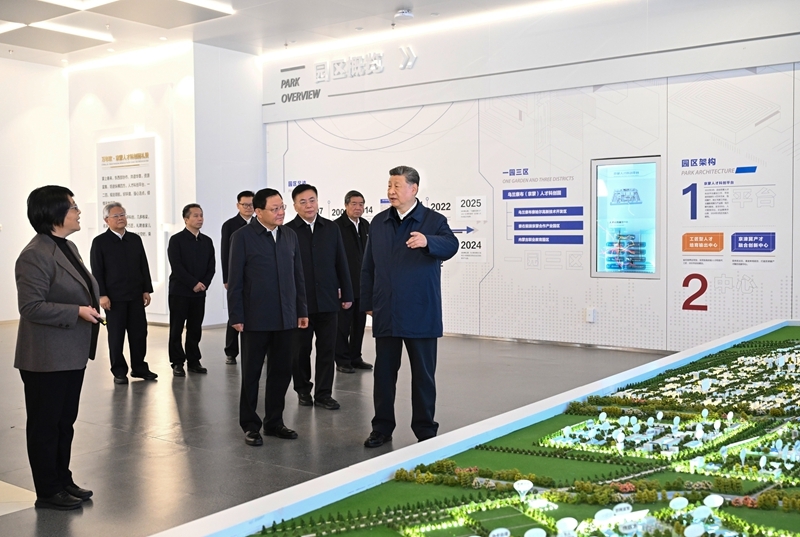 10月16日,中共中央总书记、国家主席、中央军委主席习近平在内蒙古自治区乌兰察布市考察。这是习近平在察哈尔高新技术开发区考察,了解绿色算力产业发展等情况。 10月16日,中共中央总书记、国家主席、中央军委主席习近平在内蒙古自治区乌兰察布市考察。这是习近平在察哈尔高新技术开发区考察,了解绿色算力产业发展等情况。