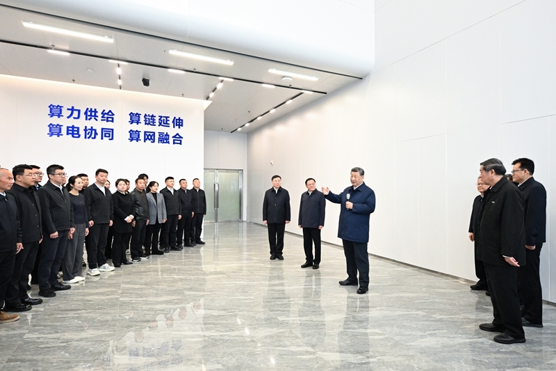10月16日,中共中央总书记、国家主席、中央军委主席习近平在内蒙古自治区乌兰察布市考察。这是习近平在察哈尔高新技术开发区考察时,同有关算力中心项目负责人、技术人员、察哈尔高新区工作人员等亲切交流。 10月16日,中共中央总书记、国家主席、中央军委主席习近平在内蒙古自治区乌兰察布市考察。这是习近平在察哈尔高新技术开发区考察时,同有关算力中心项目负责人、技术人员、察哈尔高新区工作人员等亲切交流。