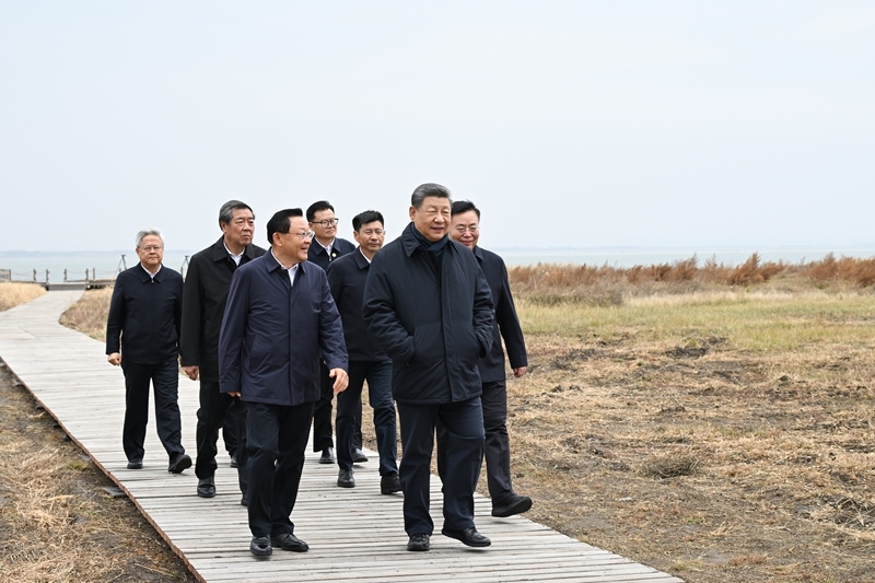 10月16日,中共中央总书记、国家主席、中央军委主席习近平在内蒙古自治区乌兰察布市考察。这是习近平在察哈尔右翼前旗的黄旗海自然保护区考察。 10月16日,中共中央总书记、国家主席、中央军委主席习近平在内蒙古自治区乌兰察布市考察。这是习近平在察哈尔右翼前旗的黄旗海自然保护区考察。