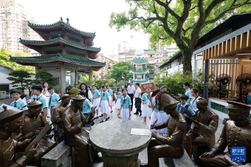 10月9日,学生在位于澳门北区美副将大马路的中美《望厦条约》签订处参观。 10月9日,学生在位于澳门北区美副将大马路的中美《望厦条约》签订处参观。