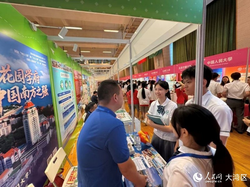 图为澳门学生在目标高校展台关切询问有关升学资讯。 图为澳门学生在目标高校展台关切询问有关升学资讯。