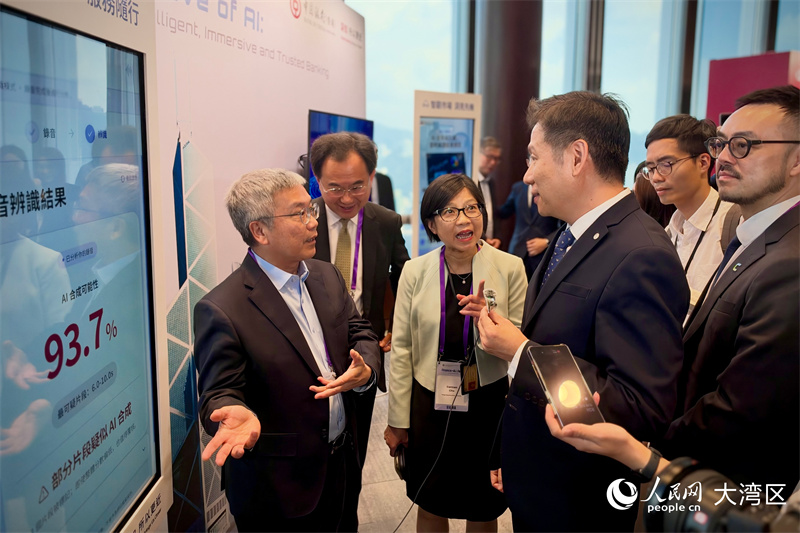 香港金融管理局副总裁阮国恒(左一)当日向银行业代表了解AI发展情况。 香港金融管理局副总裁阮国恒(左一)当日向银行业代表了解AI发展情况。