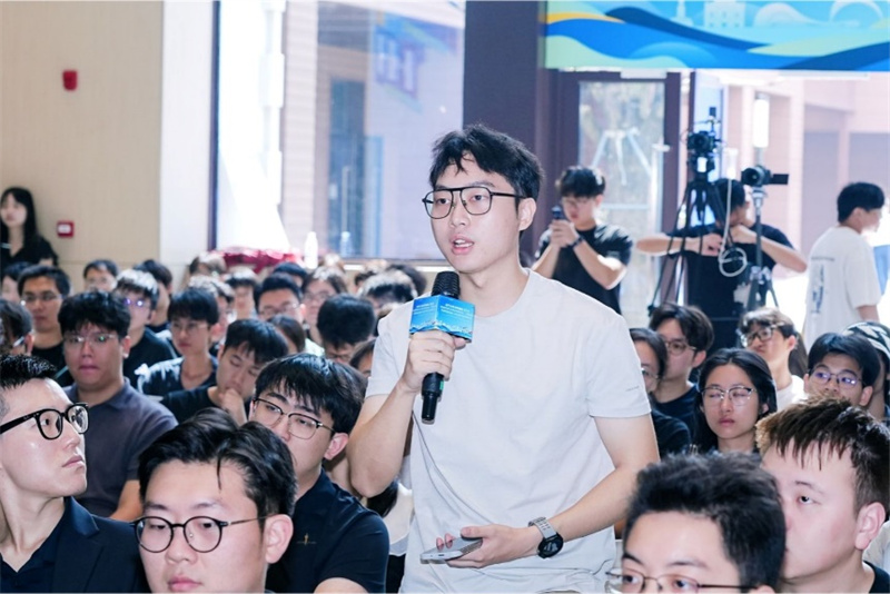 图为讲坛吸引众多科技企业代表、科研机构人员、高校师生参与交流。 图为讲坛吸引众多科技企业代表、科研机构人员、高校师生参与交流。