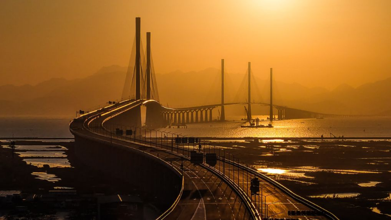 黄茅海跨海通道高栏港大桥(左侧两主塔)和黄茅海大桥(右侧三主塔)(2024年12月4日摄)。 黄茅海跨海通道高栏港大桥(左侧两主塔)和黄茅海大桥(右侧三主塔)(2024年12月4日摄)。