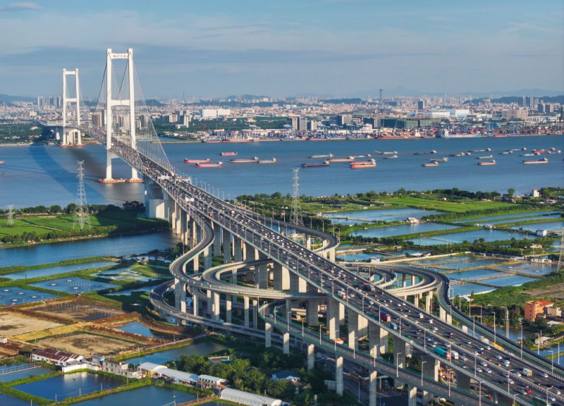 南沙大桥上的车流和狮子洋水道的船舶来来往往(2024年10月2日摄)。 南沙大桥上的车流和狮子洋水道的船舶来来往往(2024年10月2日摄)。