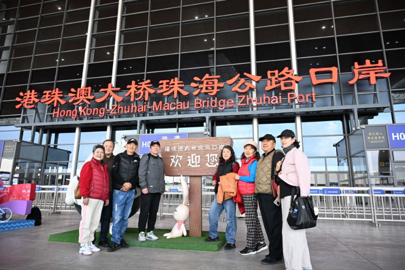旅客在港珠澳大桥珠海公路口岸合影留念(2026年1月6日摄)。 旅客在港珠澳大桥珠海公路口岸合影留念(2026年1月6日摄)。