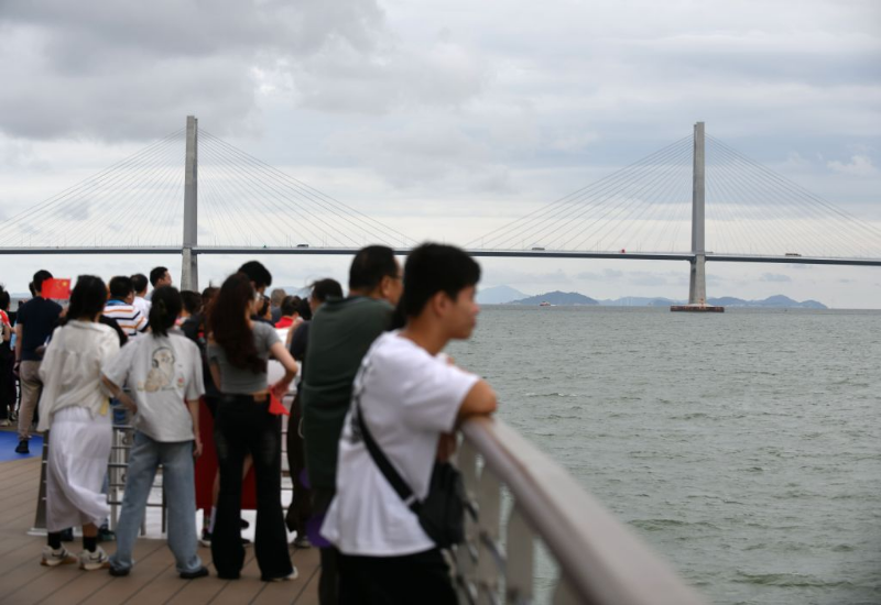 游客在“大湾区伊敦号”游轮上观看港珠澳大桥(2026年8月22日摄)。 游客在“大湾区伊敦号”游轮上观看港珠澳大桥(2026年8月22日摄)。