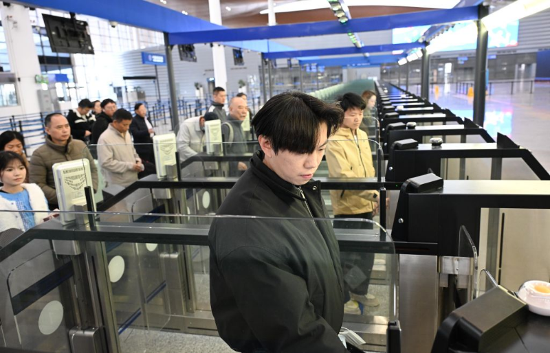 在港珠澳大桥珠海公路口岸,旅客在自助查验通道过关(2026年1月6日摄)。 在港珠澳大桥珠海公路口岸,旅客在自助查验通道过关(2026年1月6日摄)。