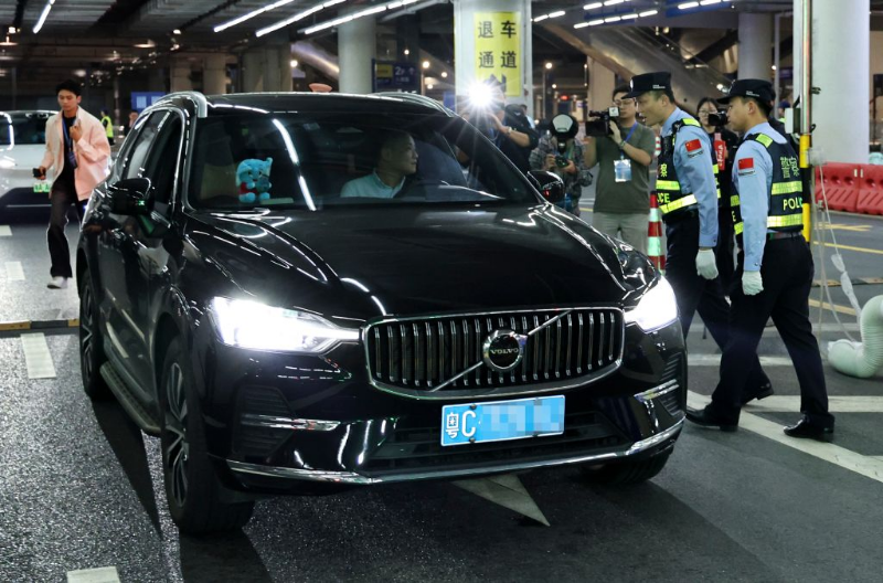 2025年11月14日深夜,“粤车南下”首车接受港珠澳大桥珠海公路口岸边检部门查验。 2025年11月14日深夜,“粤车南下”首车接受港珠澳大桥珠海公路口岸边检部门查验。
