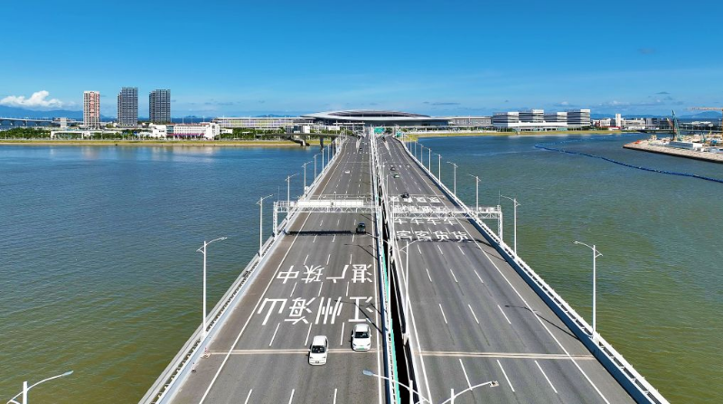 车辆在港珠澳大桥上行驶(2023年7月11日摄)。 车辆在港珠澳大桥上行驶(2023年7月11日摄)。