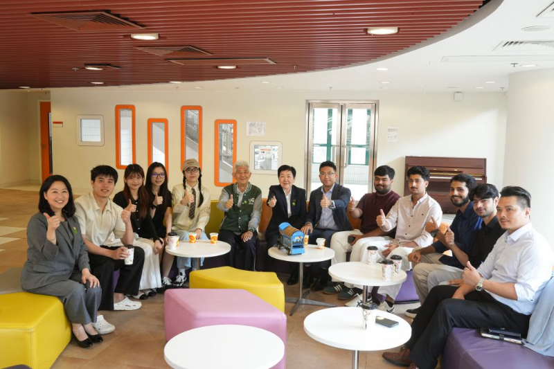 10月8日,树仁大学校长胡怀中(左六)与职员及学生合影。 10月8日,树仁大学校长胡怀中(左六)与职员及学生合影。