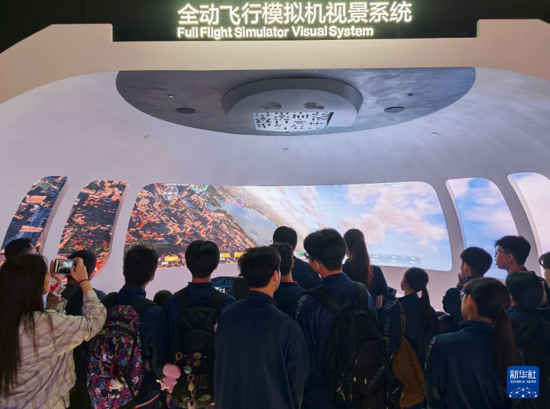 10月22日,澳门学生在深圳腾讯滨海大厦参观全动飞行模拟机视景系统。 10月22日,澳门学生在深圳腾讯滨海大厦参观全动飞行模拟机视景系统。