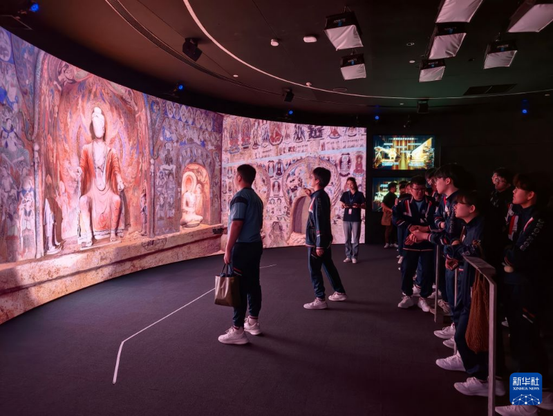 10月22日,澳门学生站在深圳腾讯滨海大厦展厅的“敦煌数字藏经洞”前。 10月22日,澳门学生站在深圳腾讯滨海大厦展厅的“敦煌数字藏经洞”前。