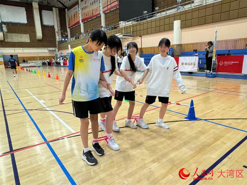 图为中学组的“四人五足”趣味项目比赛。 图为中学组的“四人五足”趣味项目比赛。