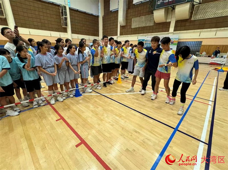 图为“特奥健康共融关爱大使”方力申与澳门特奥运动员一起参与活动。 图为“特奥健康共融关爱大使”方力申与澳门特奥运动员一起参与活动。