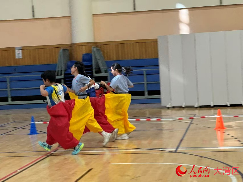 图为小学组的趣味项目比赛,同学们与特殊教育同伴一起快乐奔跑。 图为小学组的趣味项目比赛,同学们与特殊教育同伴一起快乐奔跑。