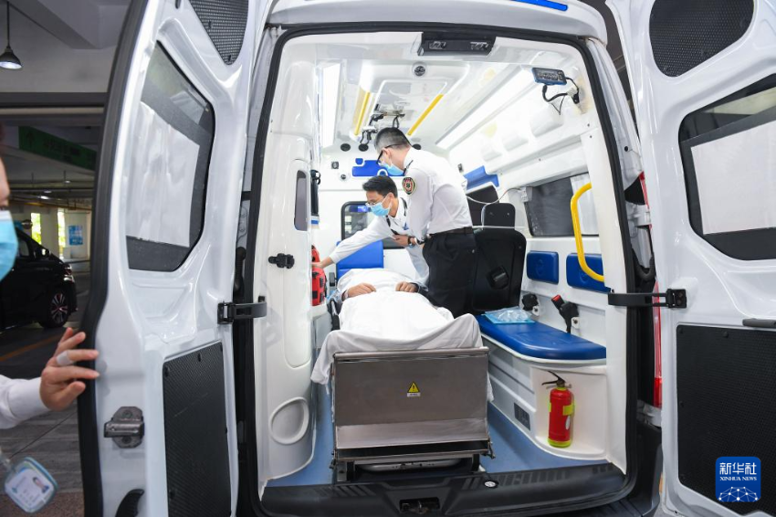10月31日,在香港大学深圳医院,“患者”被送上救护车准备转运。 10月31日,在香港大学深圳医院,“患者”被送上救护车准备转运。
