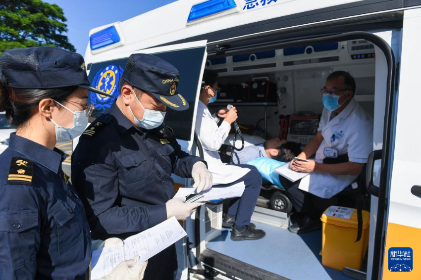 10月31日,在深圳湾口岸深圳一侧,海关工作人员进行出境前的查验。 10月31日,在深圳湾口岸深圳一侧,海关工作人员进行出境前的查验。