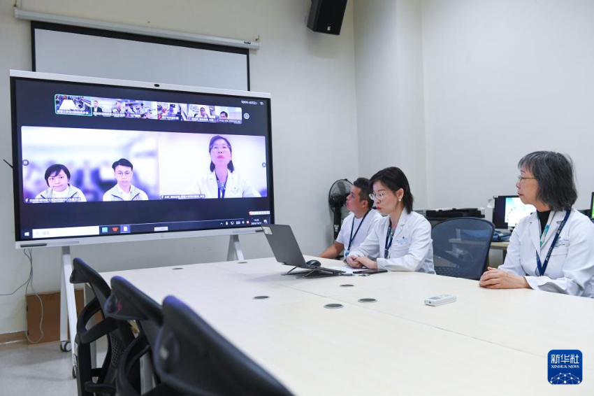 10月31日,在香港大学深圳医院,粤港两地政府和医疗机构等通过电视电话会议沟通转运事宜。 10月31日,在香港大学深圳医院,粤港两地政府和医疗机构等通过电视电话会议沟通转运事宜。