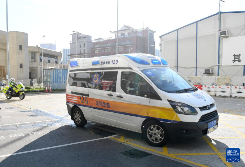 10月31日,一辆参与演练的深圳救护车驶入香港屯门医院。 10月31日,一辆参与演练的深圳救护车驶入香港屯门医院。