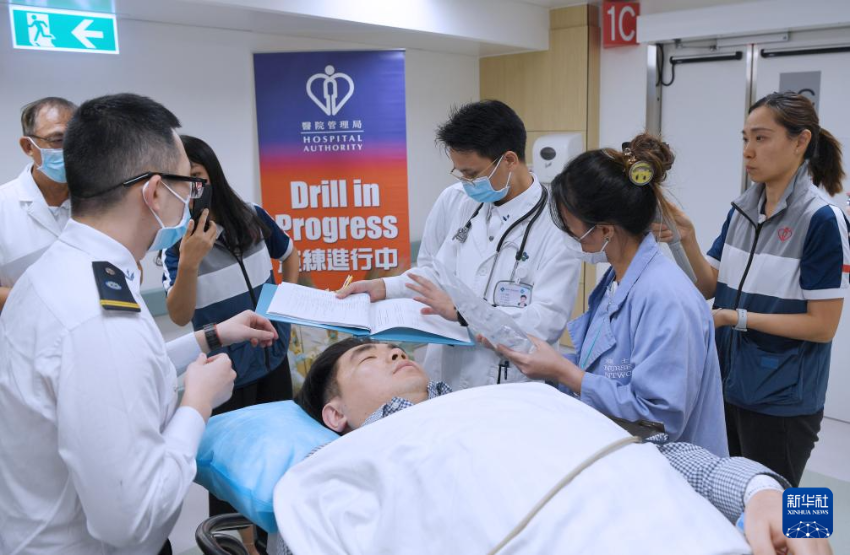 10月31日,在香港屯门医院,工作人员接治“患者”。 10月31日,在香港屯门医院,工作人员接治“患者”。
