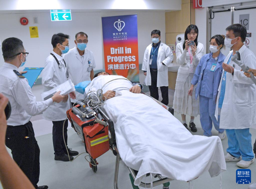 10月31日,在香港屯门医院,工作人员接治“患者”。 10月31日,在香港屯门医院,工作人员接治“患者”。