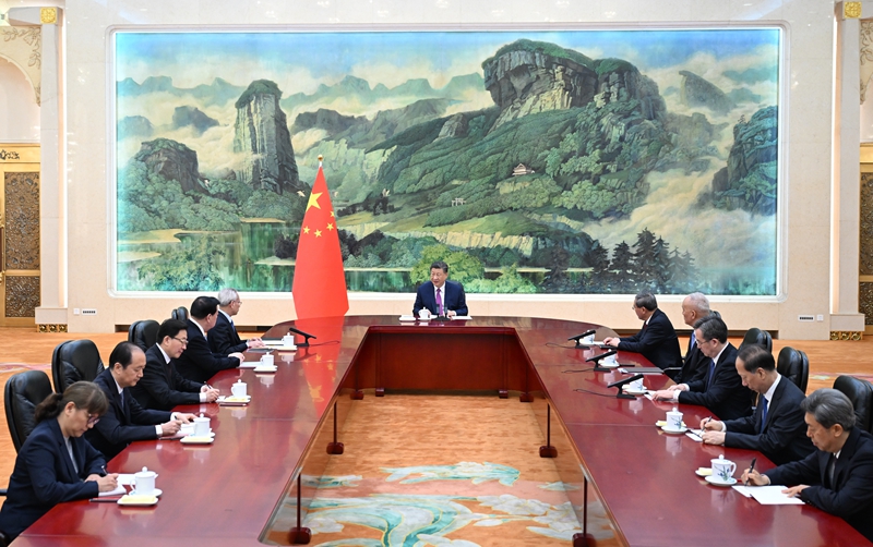 11月1日下午,国家主席习近平在北京人民大会堂会见新当选并获中央政府任命的澳门特别行政区第六任行政长官岑浩辉。 11月1日下午,国家主席习近平在北京人民大会堂会见新当选并获中央政府任命的澳门特别行政区第六任行政长官岑浩辉。