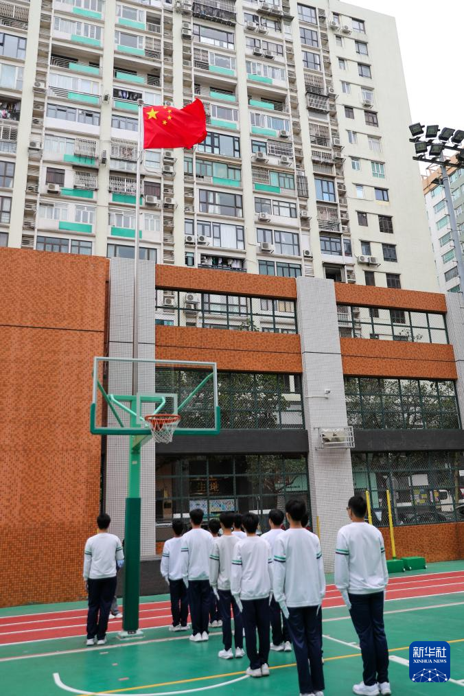 11月22日，学生在澳门教业中学操场举行升国旗仪式。