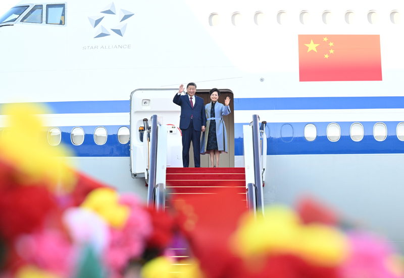 12月18日下午，中共中央总书记、国家主席、中央军委主席习近平乘专机抵达澳门，出席将于20日举行的庆祝澳门回归祖国25周年大会暨澳门特别行政区第六届政府就职典礼并视察澳门。这是习近平和夫人彭丽媛走出舱门，向欢迎人群挥手致意。