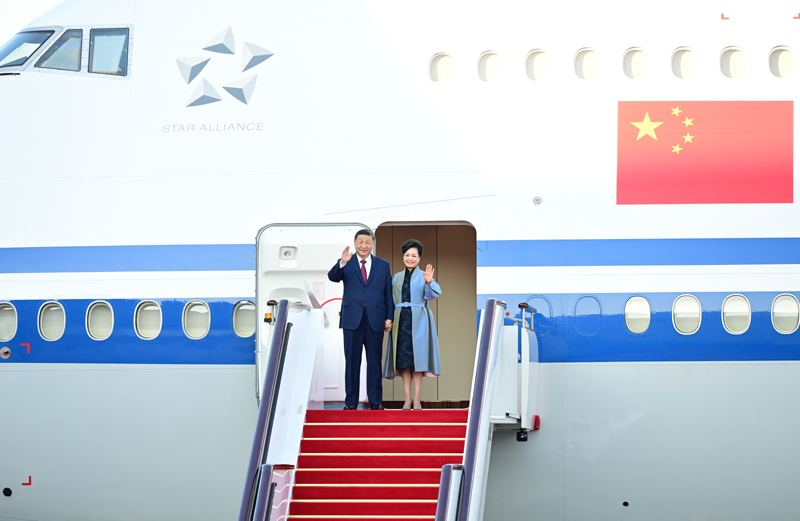 12月18日下午，中共中央总书记、国家主席、中央军委主席习近平乘专机抵达澳门，出席将于20日举行的庆祝澳门回归祖国25周年大会暨澳门特别行政区第六届政府就职典礼并视察澳门。这是习近平和夫人彭丽媛走出舱门，向欢迎人群挥手致意。