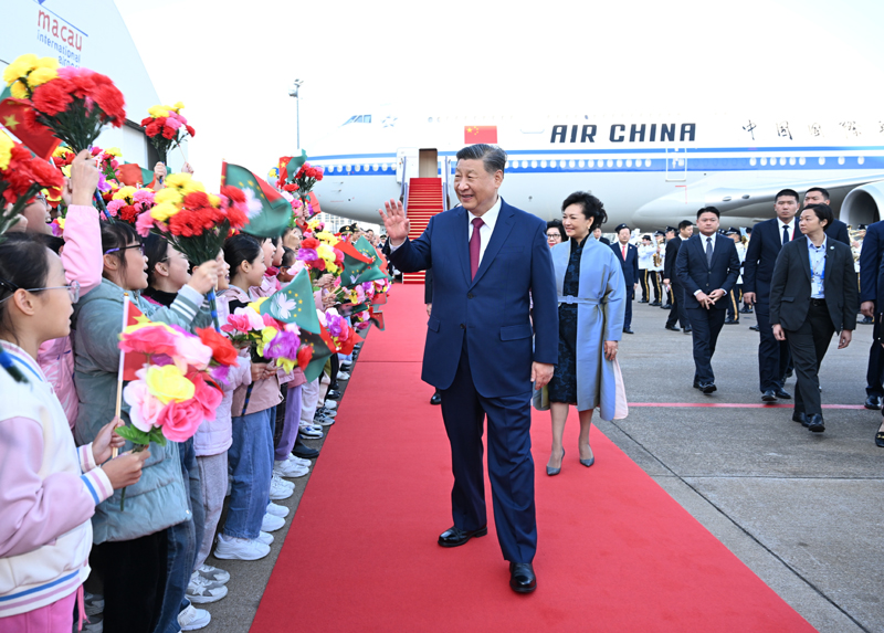 12月18日下午，中共中央总书记、国家主席、中央军委主席习近平乘专机抵达澳门，出席将于20日举行的庆祝澳门回归祖国25周年大会暨澳门特别行政区第六届政府就职典礼并视察澳门。这是习近平和夫人彭丽媛向欢迎人群致意。