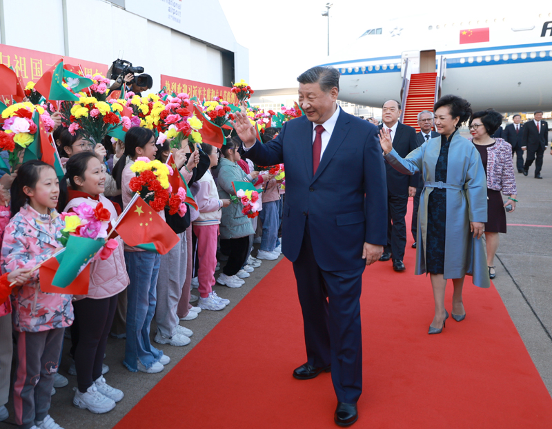 12月18日下午，中共中央总书记、国家主席、中央军委主席习近平乘专机抵达澳门，出席将于20日举行的庆祝澳门回归祖国25周年大会暨澳门特别行政区第六届政府就职典礼并视察澳门。这是习近平和夫人彭丽媛向欢迎人群致意。