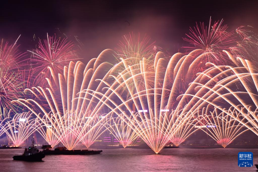 1月1日凌晨，烟花在香港维多利亚港上空绽放，迎接2025年的到来。