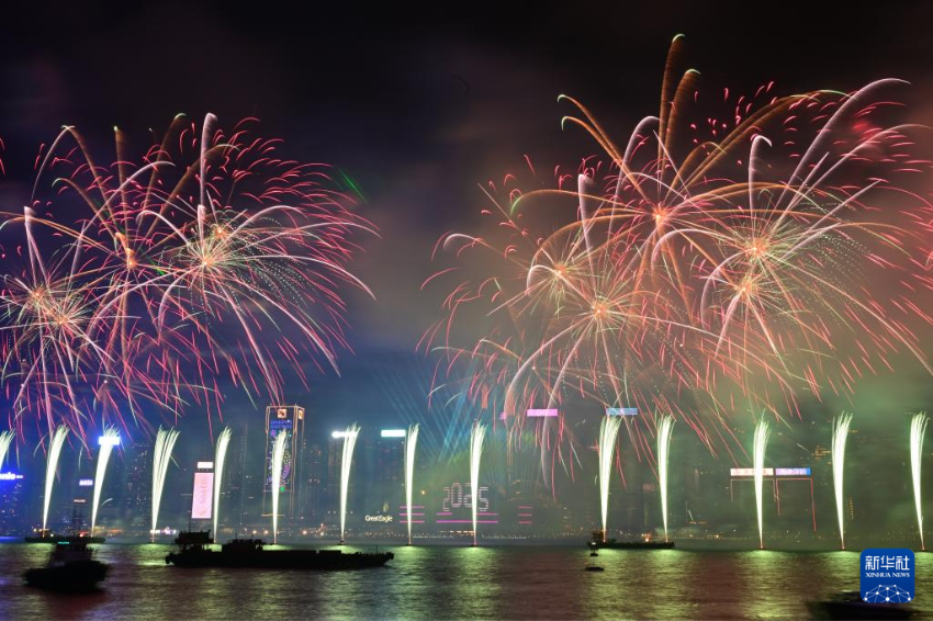 1月1日凌晨，烟花在香港维多利亚港上空绽放，迎接2025年的到来。