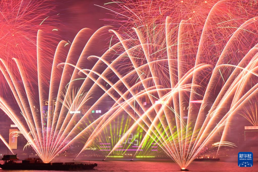 1月1日凌晨，烟花在香港维多利亚港上空绽放，迎接2025年的到来。