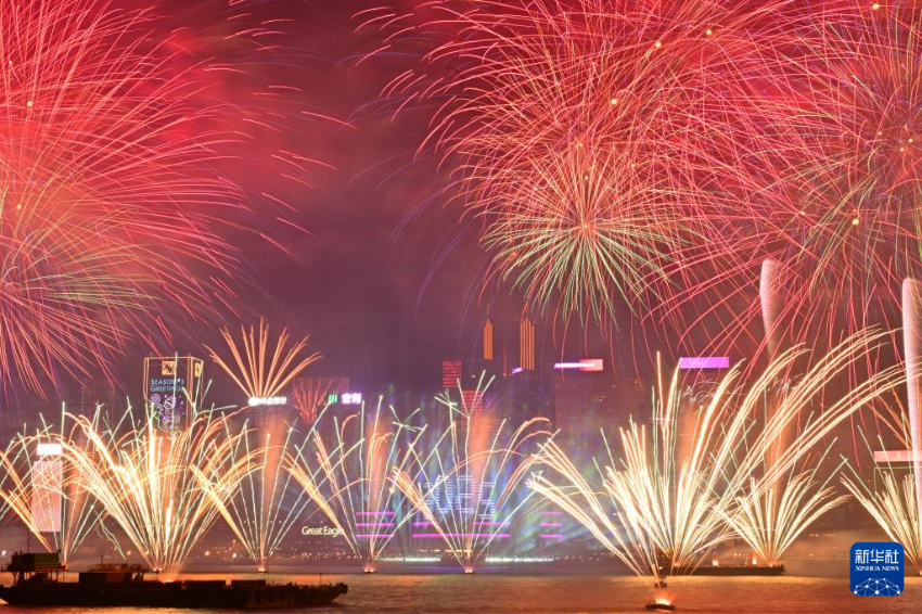 1月1日凌晨，烟花在香港维多利亚港上空绽放，迎接2025年的到来。