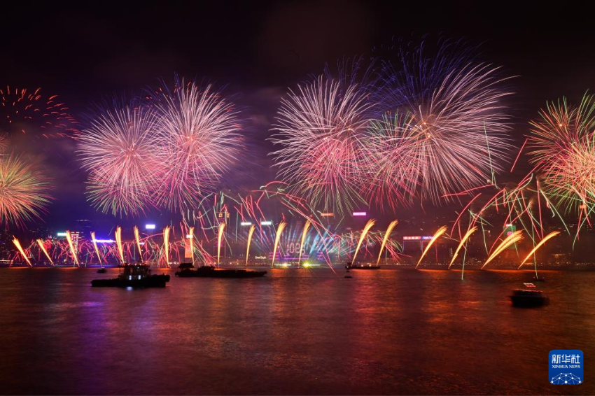 1月1日凌晨，烟花在香港维多利亚港上空绽放，迎接2025年的到来。