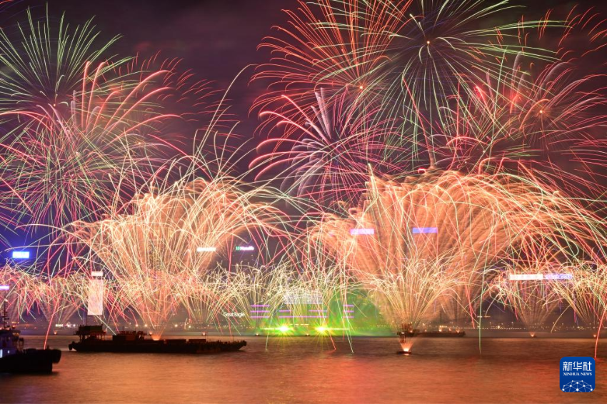 1月1日凌晨，烟花在香港维多利亚港上空绽放，迎接2025年的到来。