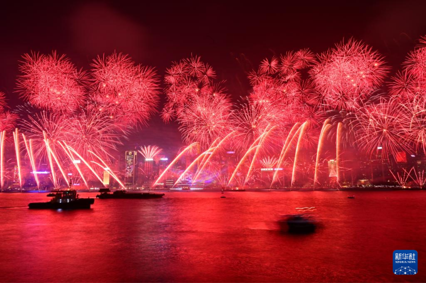 1月1日凌晨，烟花在香港维多利亚港上空绽放，迎接2025年的到来。