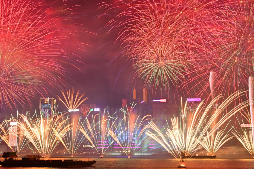 2025年1月1日凌晨，烟花在香港维多利亚港上空绽放，迎接2025年的到来。