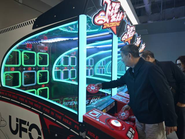 场内配备了30多种数字运动娱乐项目。