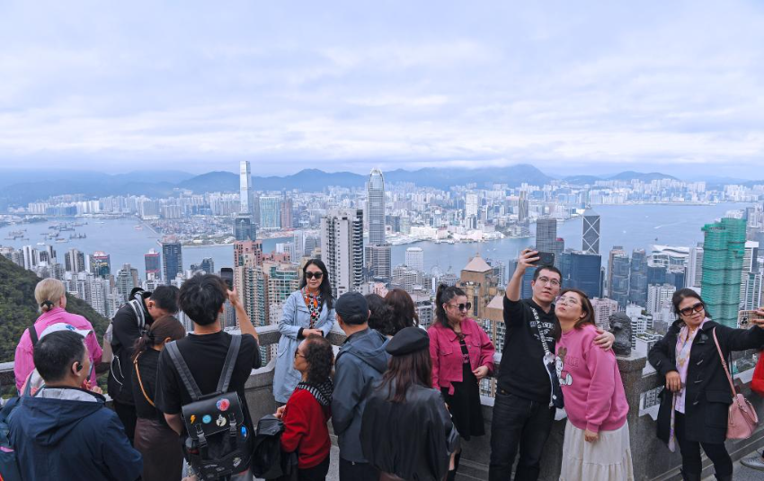 2月1日，游客在香港太平山顶游览。