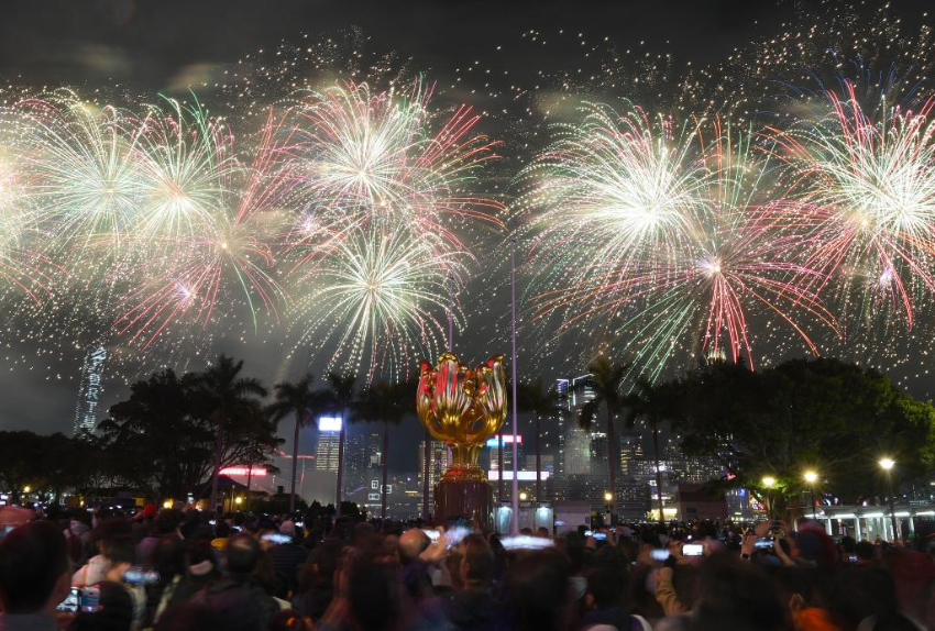 1月30日，烟花在香港维多利亚港上空绽放，欢庆新春佳节。